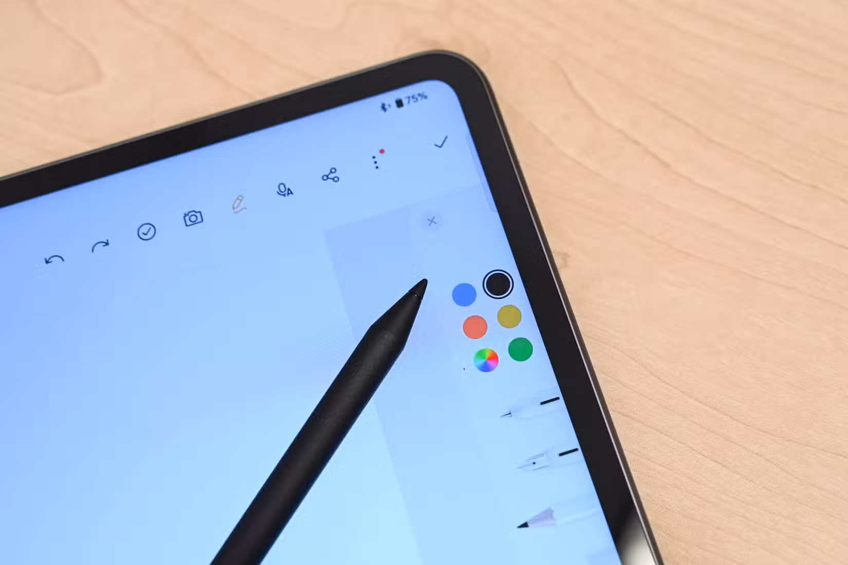 stylus-on-the-oneplus-pad-2-with-notebook-open_53894141824_o كيفية تحويل جهاز أندرويد اللوحي القديم إلى لوح رسم احترافي مثل Wacom